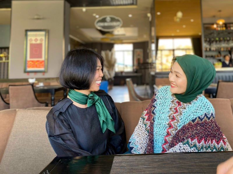Bà Trần Lệ Hằng, GĐ công ty EmiViet đến thăm và trải nghiệm dịch vụ thân thiện với người Hồi giáo và ký kết bản ghi nhớ hợp tác với bà Nguyễn Thị Hợi, GĐ Công ty Cổ phần Sapa Hills - Công ty chủ quản KS Charm Sa Pa